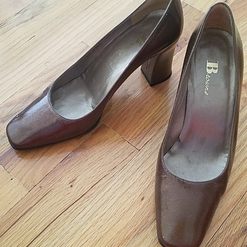 Browns pewter colored pumps